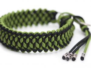 Snyggt och slitstarkt halvstrypshalsband i färgerna Leaf Green & Black Fusion / Black