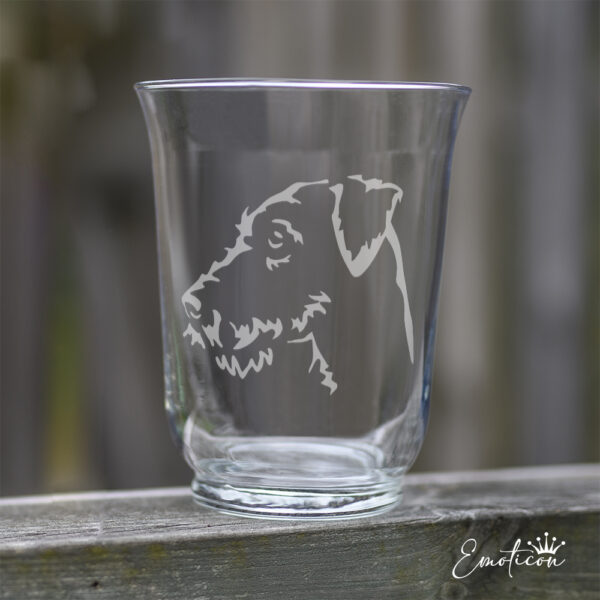 Vas/ljuslykta airedaleterrier