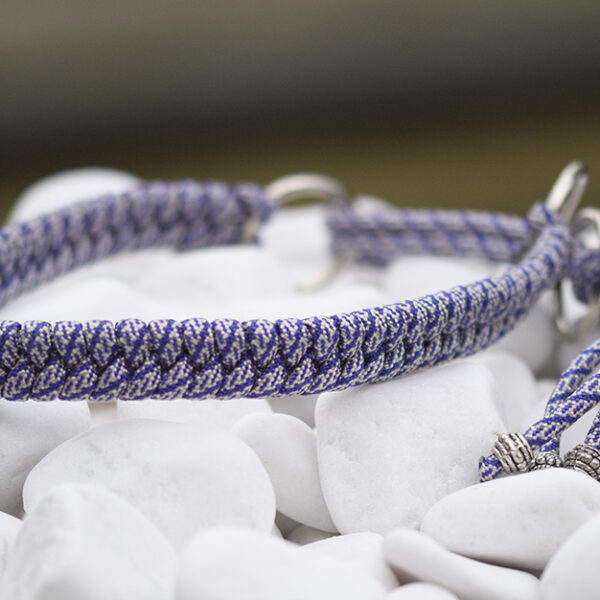 Halsband i Cream & Deep Purple Helix