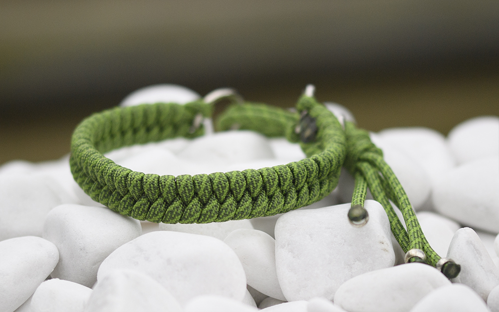 Halsband i Leaf Green & Fern Green Helix