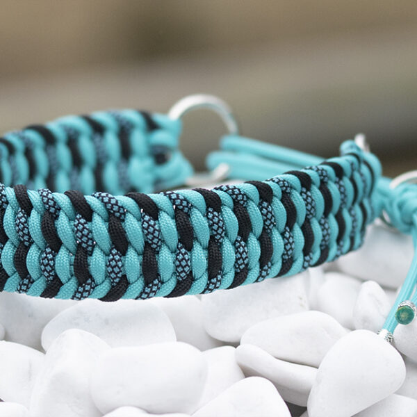 Halsband i Neon Turquoise, Black & Neon Turquoise Diamonds