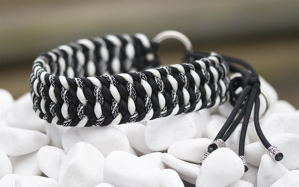 Halsband i Black, White, White & Black Helix