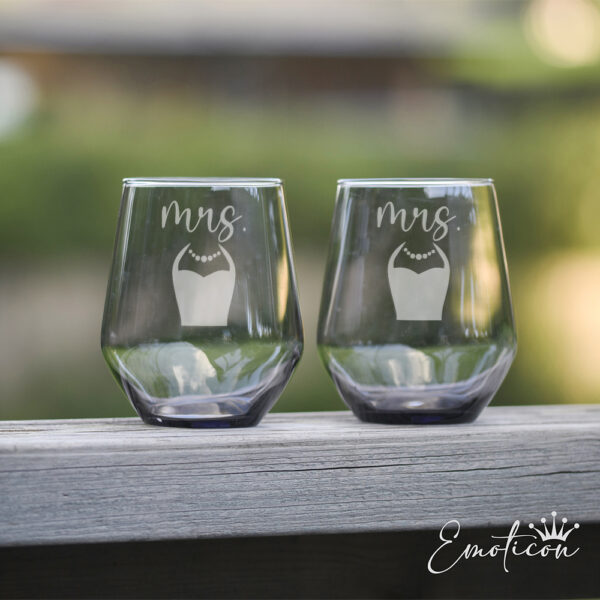 Grå glas bröllop, Mrs