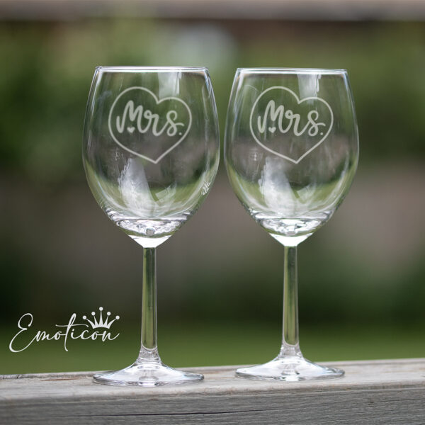 Vinglas bröllop, Mrs