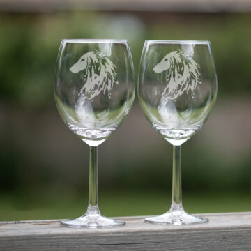 Vinglas med hundmotiv