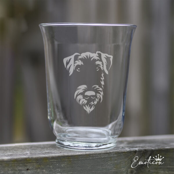 Vas/ljuslykta airedaleterrier