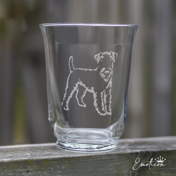 Vas/ljuslykta airedaleterrier