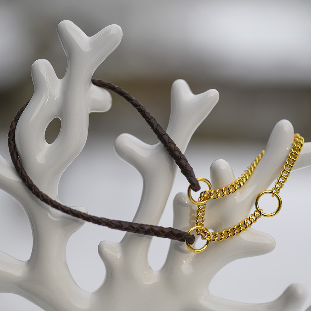 Halsband-i-kangurulader-halvstryp