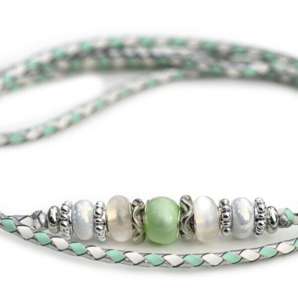 Utställningskoppel i känguruläder, flätat i färgerna silver metallic, white och mint