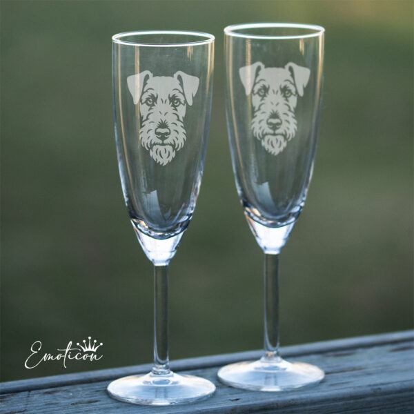 Champagneglas airedaleterrier