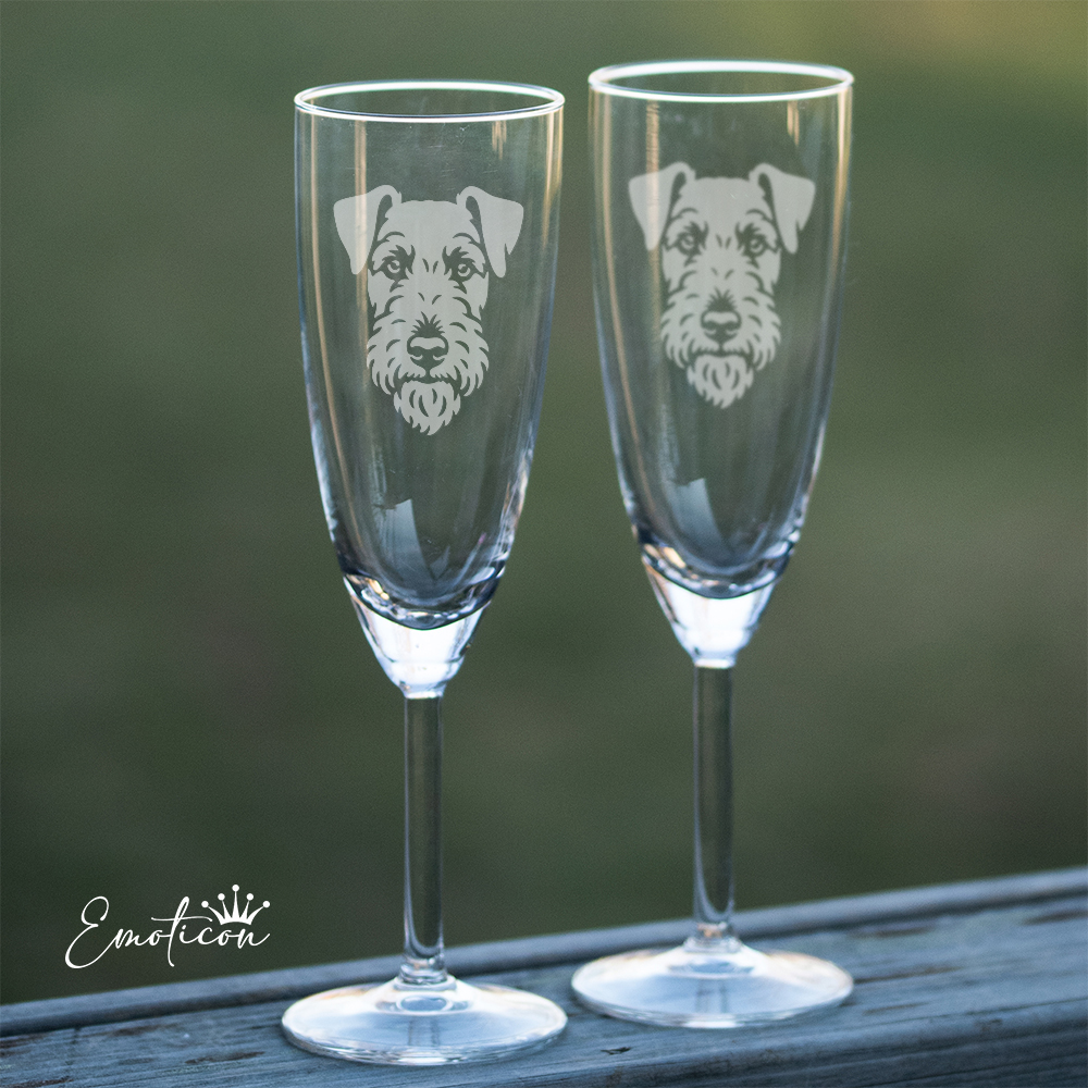 Champagneglas airedaleterrier