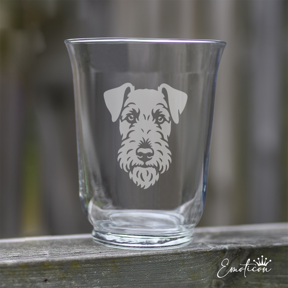 Vas/ljuslykta airedaleterrier